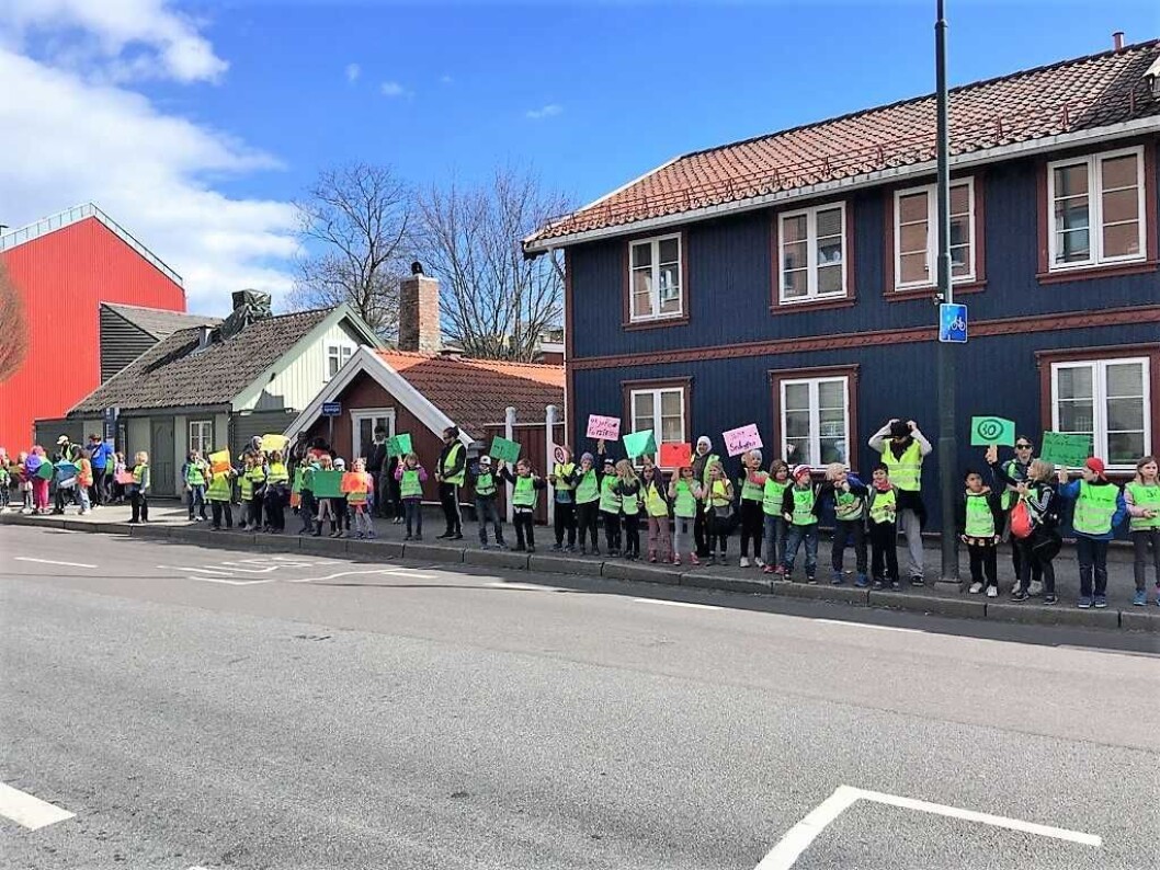 Over hele byen kjemper elever og foreldre for å tryggere skoleveier. Innen utgangen av 2023 håper byrådet å ha etablert hjertesoner rundt alle byens skoler Illustrasjonsfoto: Aksjon Strømsveien Over hele byen kjemper elever og foreldre for å tryggere skoleveier. Innen utgangen av 2023 håper byrådet å ha etablert hjertesoner rundt alle byens skoler Illustrasjonsfoto: Aksjon Strømsveien