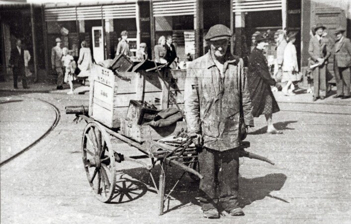 Luse-Frantz var skraphandler. Her er han med kjerra si midt i Oslo. Foto: Oslo Museum, Bymuseet Luse-Frantz var skraphandler. Her er han med kjerra si midt i Oslo. Foto: Oslo Museum, Bymuseet