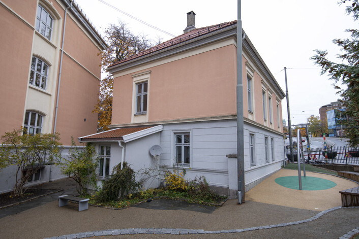 Den stengte rektorboligen på Tøyen skole står midt inni skolegården. Foto: Olav Helland Den stengte rektorboligen på Tøyen skole står midt inni skolegården. Foto: Olav Helland