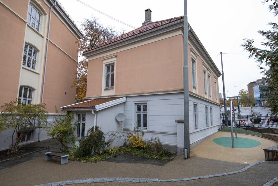 Den stengte rektorboligen på Tøyen skole står midt inni skolegården. Foto: Olav Helland