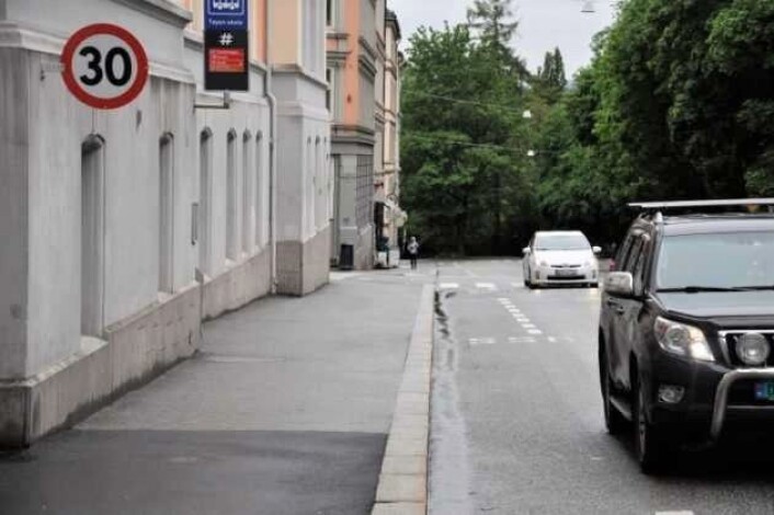 I Hagegata ved Tøyen skole er det innført fartsgrense på 30 kilometer. Nå ønsker byrådet å få dette som standard ved alle Oslos skoler. Foto: Arnsten Linstad I Hagegata ved Tøyen skole er det innført fartsgrense på 30 kilometer. Nå ønsker byrådet å få dette som standard ved alle Oslos skoler. Foto: Arnsten Linstad