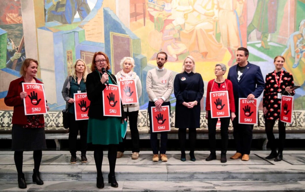 Ullevålkamerater samlet på ett brett (fra venstre); Lene Haug (Helsepartiet), Lillian Bredal Eriksen (MDG), Bjørg Sandkjær (Sp), Lise Askvik (Helsepartiet), Hallstein Bjercke (V), Aina Stenersen (Frp), Maren Rismyhr (Rødt), Espen Andreas Hasle (KrF) og Sunniva Holmås Eidsvoll (SV). Foto: Håkon Mosvold Larsen / NTB scanpix Ullevålkamerater samlet på ett brett (fra venstre); Lene Haug (Helsepartiet), Lillian Bredal Eriksen (MDG), Bjørg Sandkjær (Sp), Lise Askvik (Helsepartiet), Hallstein Bjercke (V), Aina Stenersen (Frp), Maren Rismyhr (Rødt), Espen Andreas Hasle (KrF) og Sunniva Holmås Eidsvoll (SV). Foto: Håkon Mosvold Larsen / NTB scanpix