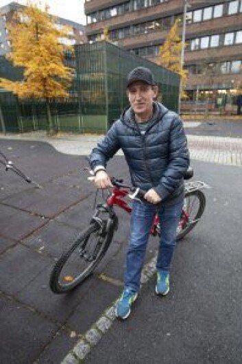 Tilsynsvakta ved Tøyen skole, Kemal, kunne godt tenkt seg å bo i rektorboligen på midlertidig kontrakt. Foto: Olav Helland Tilsynsvakta ved Tøyen skole, Kemal, kunne godt tenkt seg å bo i rektorboligen på midlertidig kontrakt. Foto: Olav Helland