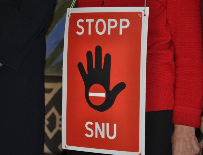 De ni partiene som danner bystyreflertall mot nedleggelse av Ullevål sykehus bar plakater med tydelig budskap til Høyre og Ap. Foto: Arnsten Linstad De ni partiene som danner bystyreflertall mot nedleggelse av Ullevål sykehus bar plakater med tydelig budskap til Høyre og Ap. Foto: Arnsten Linstad