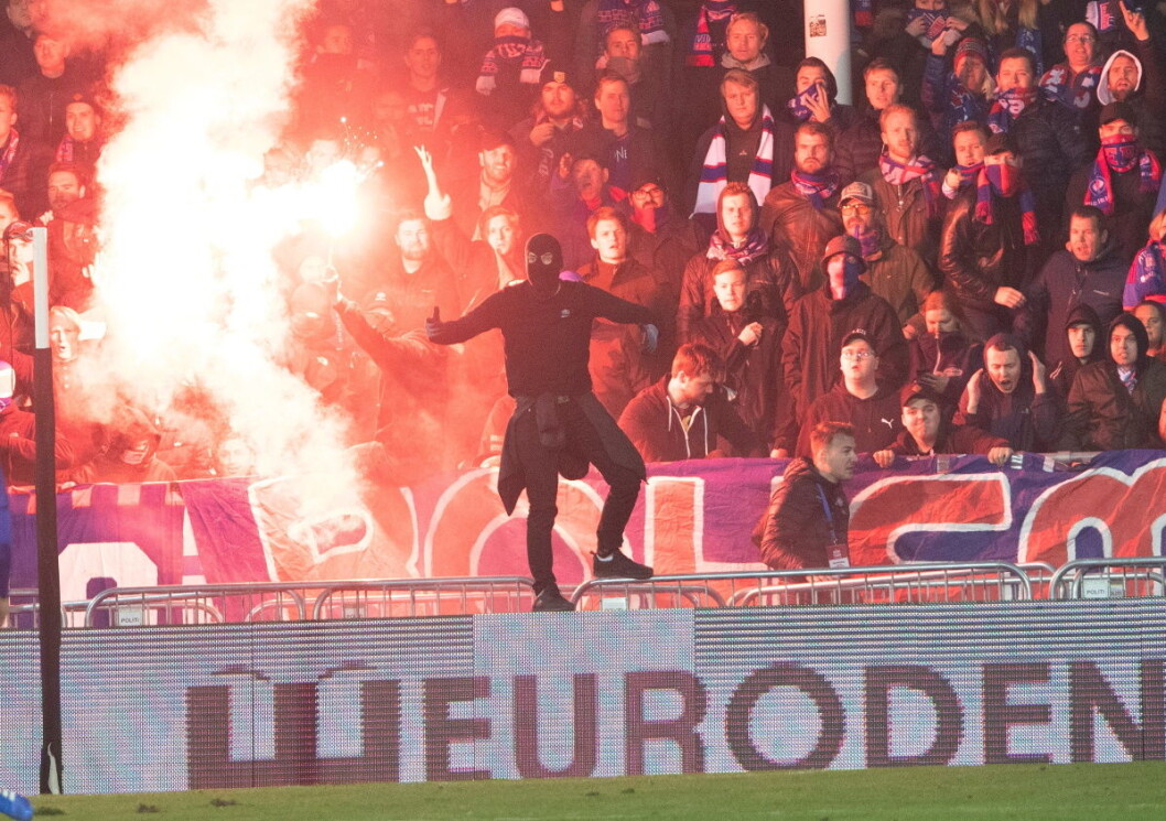 Vålerenga fotball håper en dialog med fotballforbundet kan åpne for mer blussing på tribunene på Intility arena neste år. Illustrasjonsfoto: Terje Bendiksby / NTB scanpix Vålerenga fotball håper en dialog med fotballforbundet kan åpne for mer blussing på tribunene på Intility arena neste år. Illustrasjonsfoto: Terje Bendiksby / NTB scanpix