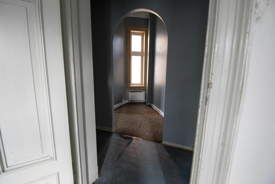 Det lille soverommet i første etasje har en søt bueformet inngang i lyseblått. Foto: Olav Helland