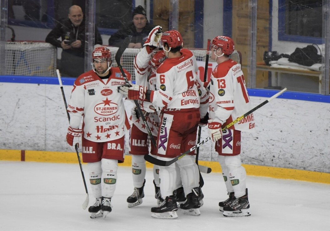 Stjernen-spillerne kunne juble for en total snuoperasjon etter å ha ligget under 2-0 etter første periode mot Grüner torsdag kveld. Kampen endte til slutt
Foto: Christian Boger Stjernen-spillerne kunne juble for en total snuoperasjon etter å ha ligget under 2-0 etter første periode mot Grüner torsdag kveld. Kampen endte til slutt
Foto: Christian Boger
