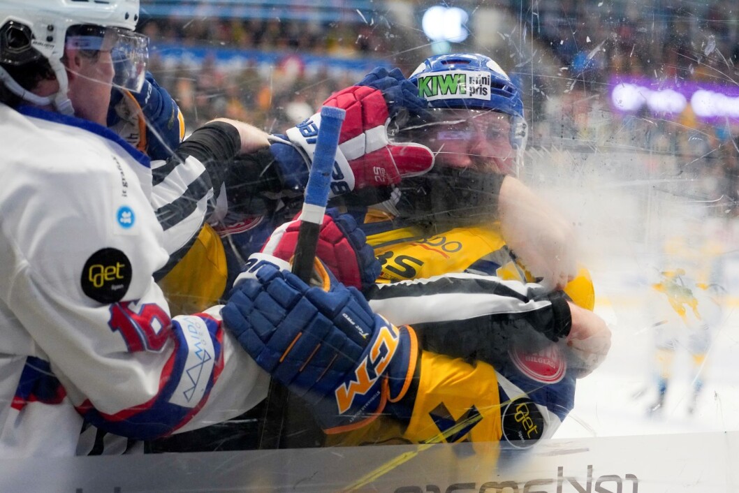 Vålerengas Magnus Brekke Henriksen i slåsskamp med Patrick Thoresen under eliteseriekampen i ishockey mellom Storhamar og Vålerenga i CC Amfi tirsdag. Foto: Fredrik Hagen / NTB scanpix Vålerengas Magnus Brekke Henriksen i slåsskamp med Patrick Thoresen under eliteseriekampen i ishockey mellom Storhamar og Vålerenga i CC Amfi tirsdag. Foto: Fredrik Hagen / NTB scanpix