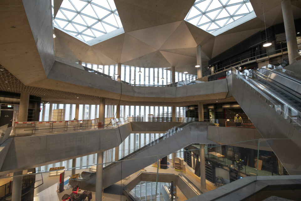 Hovedbiblioteket til Deichman ser ut litt som et shoppingsenter innvendig. Mange flere bøker enn før vil være utstilt her. Foto: Olav Helland