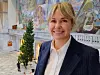 Juletreet er løpt inn og ordfører Anne Lindboe (H) skal tenne treet førstkommende mandag når det er ferdig pyntet. Foto: Arnsten Linstad
