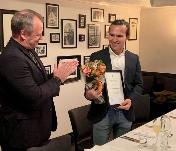 Josef Moradi (25) mottar prisen fra Tom Hedalen og Human-Etisk Forbund. Foto: Human-Etisk Forbund Josef Moradi (25) mottar prisen fra Tom Hedalen og Human-Etisk Forbund. Foto: Human-Etisk Forbund