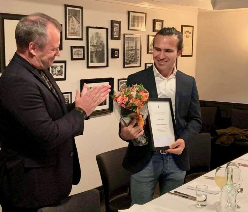 Josef Moradi (25) mottar prisen fra Tom Hedalen og Human-Etisk Forbund. Foto: Human-Etisk Forbund