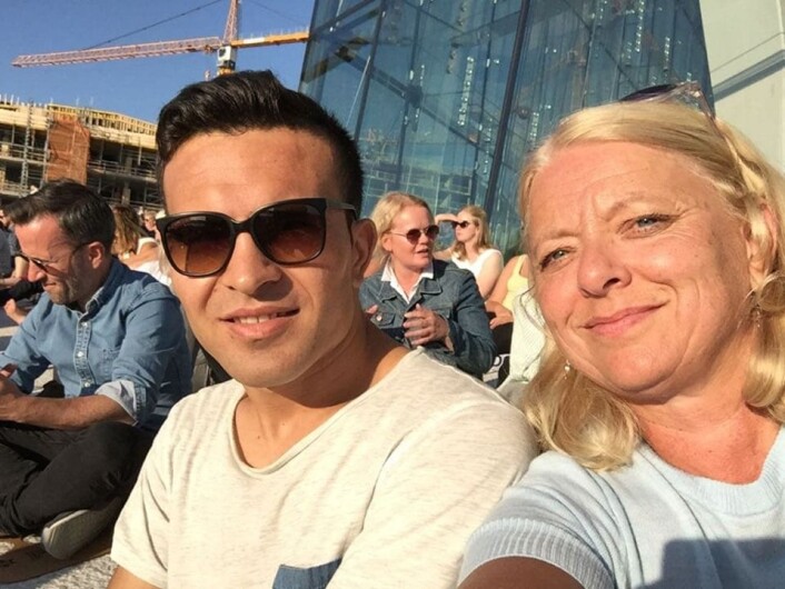 Josef Moradi har bygget seg opp et nettverk av venner og støttespillere i Oslo. Her sammen med Rita Johnsen Haga, som mottok prisen på vegne av Josef under den offisielle markeringen. Foto: Privat Josef Moradi har bygget seg opp et nettverk av venner og støttespillere i Oslo. Her sammen med Rita Johnsen Haga, som mottok prisen på vegne av Josef under den offisielle markeringen. Foto: Privat