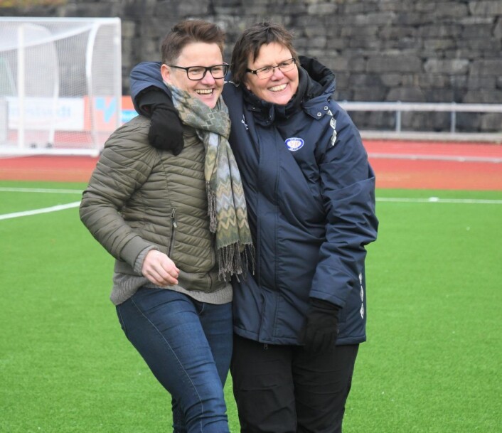 Avtroppende hovedtrener Monica Knudsen og sportssjef Eli Landsem gledet seg stort over sølvmedaljer og kvalifisering til Champions League lørdag. Foto: Christian Boger Avtroppende hovedtrener Monica Knudsen og sportssjef Eli Landsem gledet seg stort over sølvmedaljer og kvalifisering til Champions League lørdag. Foto: Christian Boger