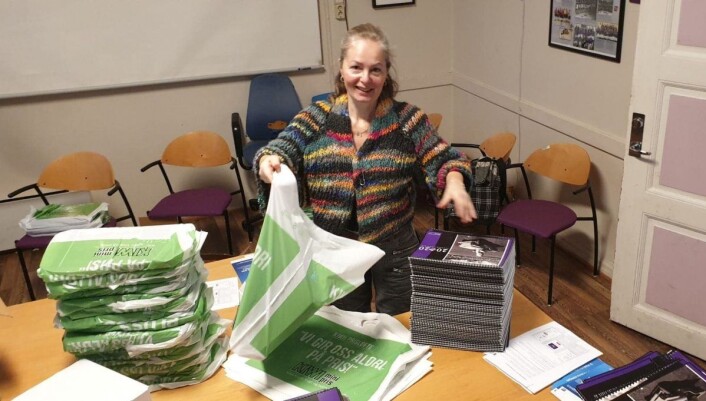 Daglig leder Kirsti Gundersen i Grüner fotball i sving med å distribuere klubbens kalender for 2020. Foto: Torgny Hasås Daglig leder Kirsti Gundersen i Grüner fotball i sving med å distribuere klubbens kalender for 2020. Foto: Torgny Hasås