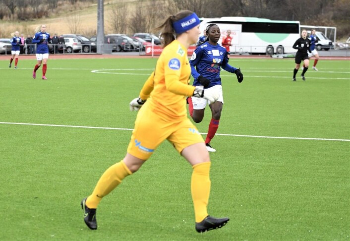 Arna Bjørnar-keeper Sandra Stavenes på en skikkelig bærtur innenfor egen 16-meter før Vålerengas andre mål Foto: Christian Boger Arna Bjørnar-keeper Sandra Stavenes på en skikkelig bærtur innenfor egen 16-meter før Vålerengas andre mål Foto: Christian Boger