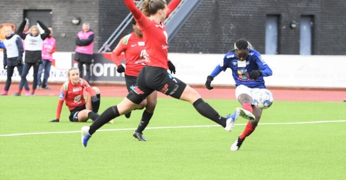 Ajata Njoya var stadig et irritasjonsmoment for bergensernes forsvar. Her fyrer hun løs, men ballen stryker utenfor stolpen. Foto: Christian Boger Ajata Njoya var stadig et irritasjonsmoment for bergensernes forsvar. Her fyrer hun løs, men ballen stryker utenfor stolpen. Foto: Christian Boger