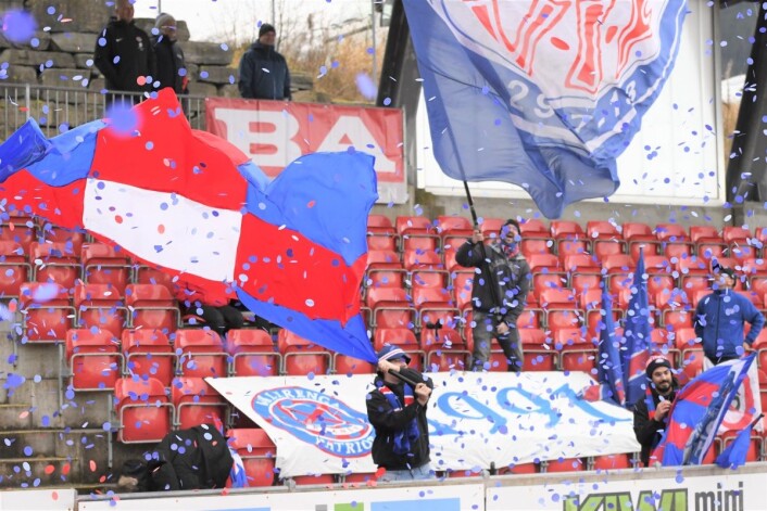 En håndfull VIF-supportere hadde tatt turen til Bergen. De var ikke mange men gjorde seg godt bemerket med sang, konfetti og bluss. Foto Christian Boger En håndfull VIF-supportere hadde tatt turen til Bergen. De var ikke mange men gjorde seg godt bemerket med sang, konfetti og bluss. Foto Christian Boger
