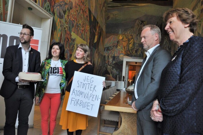 Ordfører Marianne Borgen (SV) og byrådsleder Raymond Johansen (Ap) møtte anti-atomvåpenaktivister før de rødgrønne i sommer fikk vedtatt å melde Oslo inn i internasjonal kampanje mot atomvåpen. Foto: Arnsten Linstad Ordfører Marianne Borgen (SV) og byrådsleder Raymond Johansen (Ap) møtte anti-atomvåpenaktivister før de rødgrønne i sommer fikk vedtatt å melde Oslo inn i internasjonal kampanje mot atomvåpen. Foto: Arnsten Linstad