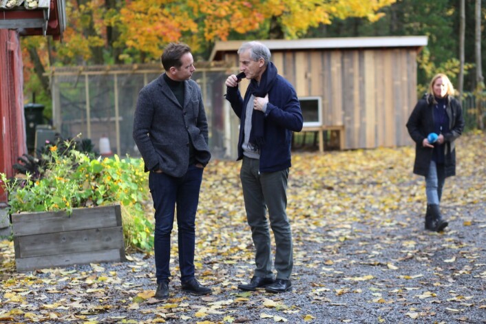 Jonas Gahr Støre (AP) i samtale med mannen bak Geitmyra matkultursenter, kjendiskokken Andreas Viestad. Foto: Bernt Sønvisen / Arbeiderpartiet Jonas Gahr Støre (AP) i samtale med mannen bak Geitmyra matkultursenter, kjendiskokken Andreas Viestad. Foto: Bernt Sønvisen / Arbeiderpartiet