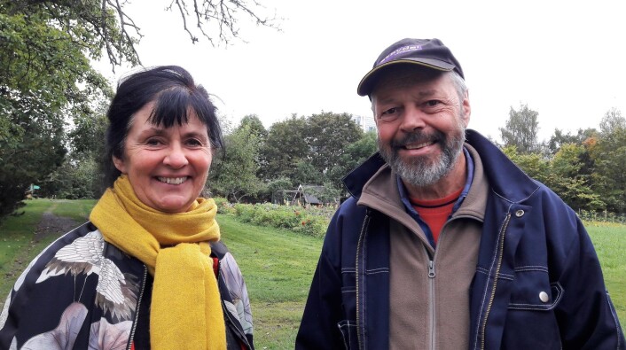 Signe Kalsnes i Bevar-Geitmyra-aksjonen (t.v.) og leder for Oslo kommunale skolehager, Tore Faller er opptatt av at kommunen bevarer og styrker skolehagen sin. Foto: Anders Høilund Signe Kalsnes i Bevar-Geitmyra-aksjonen (t.v.) og leder for Oslo kommunale skolehager, Tore Faller er opptatt av at kommunen bevarer og styrker skolehagen sin. Foto: Anders Høilund