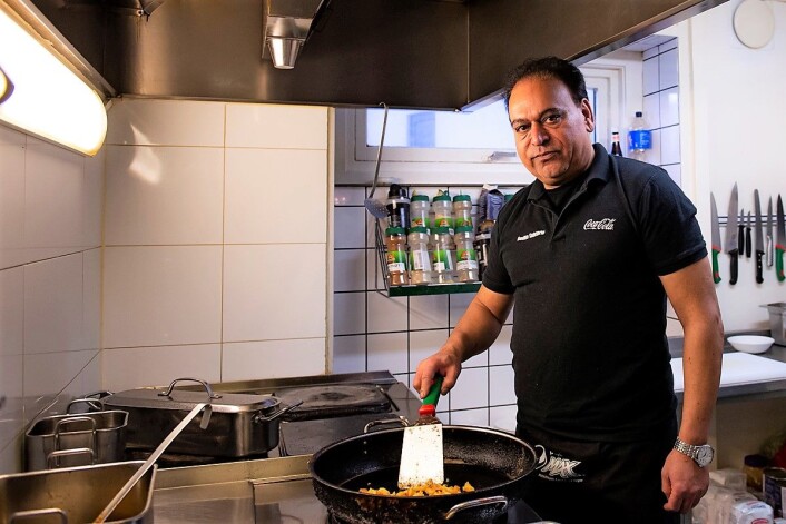 Yaqub Malik i gang med å lage maten som får folk til å komme tilbake dag etter dag. Foto: Morten Lauveng Jørgensen Yaqub Malik i gang med å lage maten som får folk til å komme tilbake dag etter dag. Foto: Morten Lauveng Jørgensen