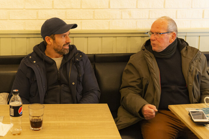 Kim Killerud (t.v) og Terje Dyrbye utveksler historier på stamkafeen sin. Foto: Morten Lauveng Jørgensen Kim Killerud (t.v) og Terje Dyrbye utveksler historier på stamkafeen sin. Foto: Morten Lauveng Jørgensen