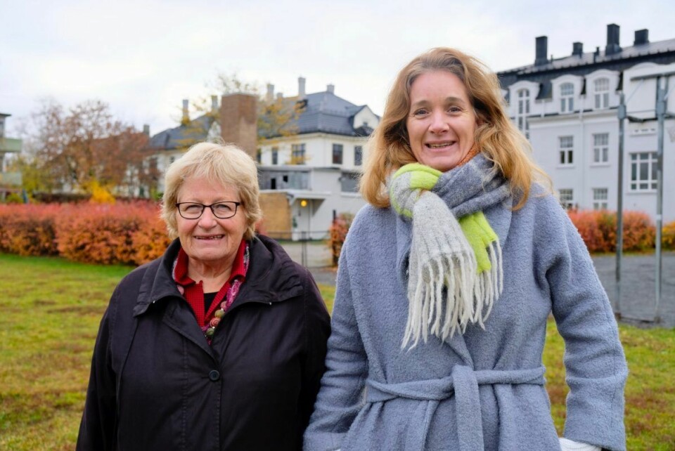 Helga Arnesen (t.v.) og Siri Arnesen (t.h.) håper at det nye bystyret vil prioritere bruken av huset til fordel for folk flest. Foto: Emilie Pascale