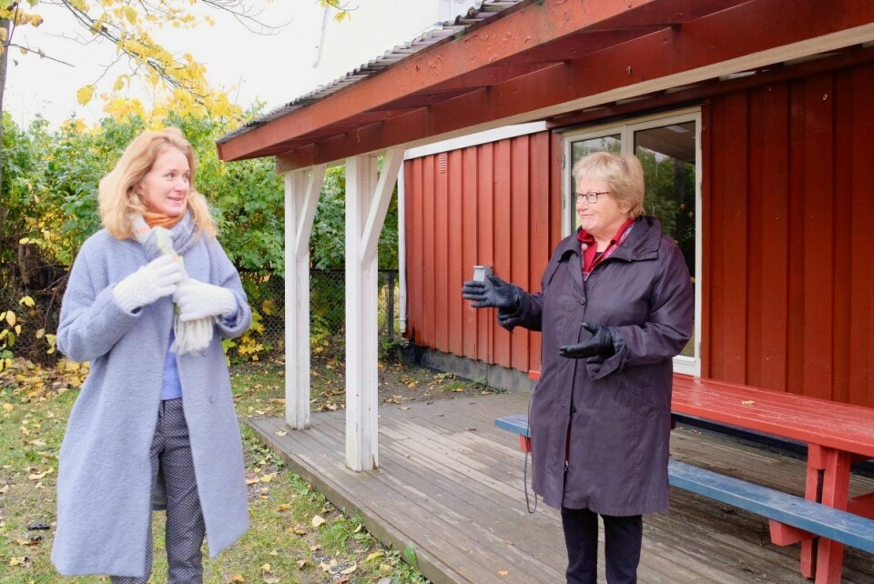 Siri og Helga Arnesen fra Valleløkken-Bolteløkka Vel kan bekrefte at det er mange folk i bydelen som har interesser i å få i stand huset. Foto: Emilie Pascale