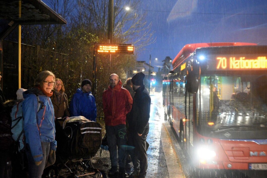 — For oss som bor langs strekningen Skullerud til Ryen er ikke dagens busstilbud holdbart, sier Kjersti Koffeld (til v.). Foto: Bjørnar Morønning — For oss som bor langs strekningen Skullerud til Ryen er ikke dagens busstilbud holdbart, sier Kjersti Koffeld (til v.). Foto: Bjørnar Morønning