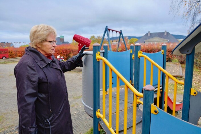 Helga Arnesen viser frem et av lekeapparatene satt i stand av Vellet. Foto: Emilie Pascale Helga Arnesen viser frem et av lekeapparatene satt i stand av Vellet. Foto: Emilie Pascale