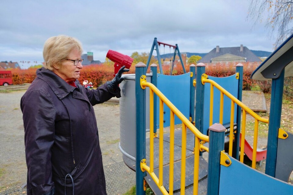 Helga Arnesen viser frem et av lekeapparatene satt i stand av Vellet. Foto: Emilie Pascale