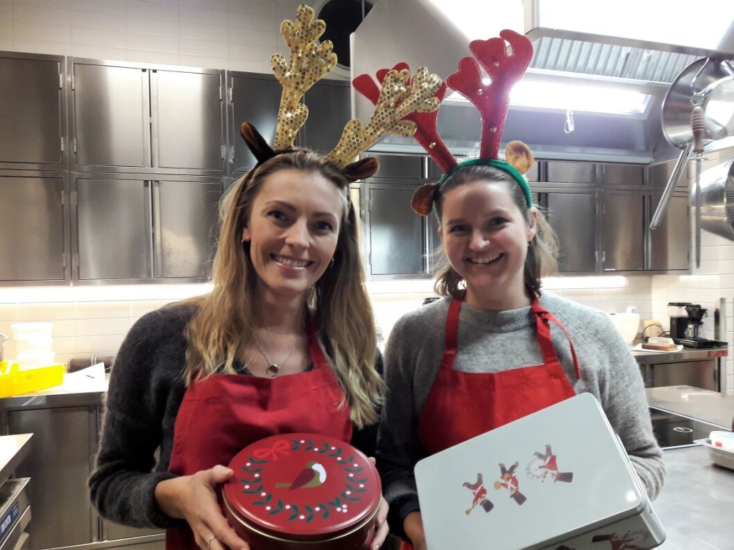 Flere hundre pepperkaker ble til slutt pakket i kakebokser. Julestemning hjelper på arbeidsinnsatsen. Det har Camilla Hegrestad og Marianne Braastad forstått og stilte opp som amerikanske reinsdyr på pepperkakebakingen hos Mills. Foto: Anders Høilund Flere hundre pepperkaker ble til slutt pakket i kakebokser. Julestemning hjelper på arbeidsinnsatsen. Det har Camilla Hegrestad og Marianne Braastad forstått og stilte opp som amerikanske reinsdyr på pepperkakebakingen hos Mills. Foto: Anders Høilund