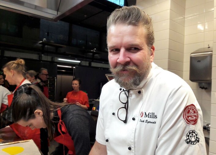 Mills egen innovasjonskokk Erik Egtvedt hadde laget pepperkakedeigen, men ikke slavisk fulgt den berømte oppskriften til bakemester Harepus i Hakkebakkeskogen. Foto: Anders Høilund Mills egen innovasjonskokk Erik Egtvedt hadde laget pepperkakedeigen, men ikke slavisk fulgt den berømte oppskriften til bakemester Harepus i Hakkebakkeskogen. Foto: Anders Høilund