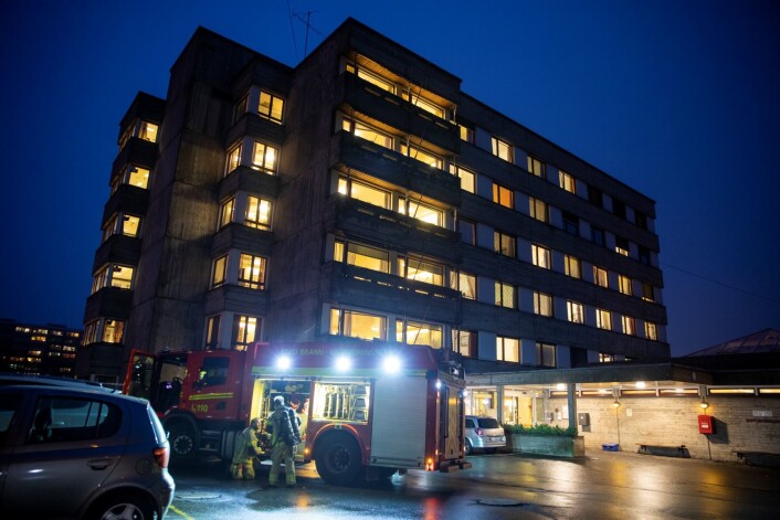 Det begynte å brenne på en balkong på Ammerudhjemmet i Oslo onsdag ettermiddag. En person er bekreftet omkommet. Foto: Tore Meek / NTB scanpix Det begynte å brenne på en balkong på Ammerudhjemmet i Oslo onsdag ettermiddag. En person er bekreftet omkommet. Foto: Tore Meek / NTB scanpix