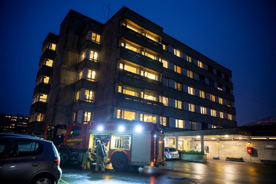 Det begynte å brenne på en balkong på Ammerudhjemmet i Oslo onsdag ettermiddag. En person er bekreftet omkommet. Foto: Tore Meek / NTB scanpix