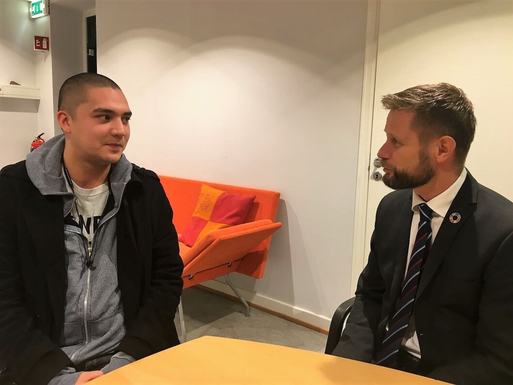 Kenneth Dybdal forteller helseminister Bent Høie om hvordan han møtte hjelpeapparatet da han slet. I dag er Kenneth selv blitt en hjelper. Foto: Vegard Velle Kenneth Dybdal forteller helseminister Bent Høie om hvordan han møtte hjelpeapparatet da han slet. I dag er Kenneth selv blitt en hjelper. Foto: Vegard Velle