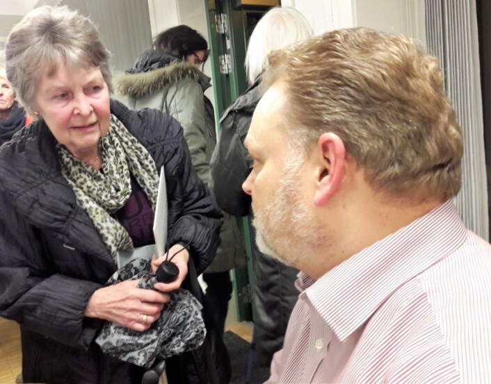 Torshov har en sjel, og den må vi ta vare på, mener Synnøve Due Haraldsen. Her i samtale med enhetsleder Fredrik Monclair i bydelsadministrasjonen. Due Haraldsen har bodd i samme leilighet med utsikt til Torshovtoppen i 77 år. Foto: Anders Høilund Torshov har en sjel, og den må vi ta vare på, mener Synnøve Due Haraldsen. Her i samtale med enhetsleder Fredrik Monclair i bydelsadministrasjonen. Due Haraldsen har bodd i samme leilighet med utsikt til Torshovtoppen i 77 år. Foto: Anders Høilund