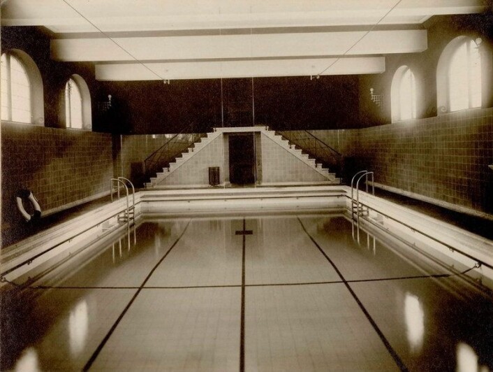 Bassenget i Sagene folkebad. Bildet antagelig tatt da svømmehallen var ferdigstilt i 1926. Foto: Eyjolfsson / Oslo byarkiv Bassenget i Sagene folkebad. Bildet antagelig tatt da svømmehallen var ferdigstilt i 1926. Foto: Eyjolfsson / Oslo byarkiv