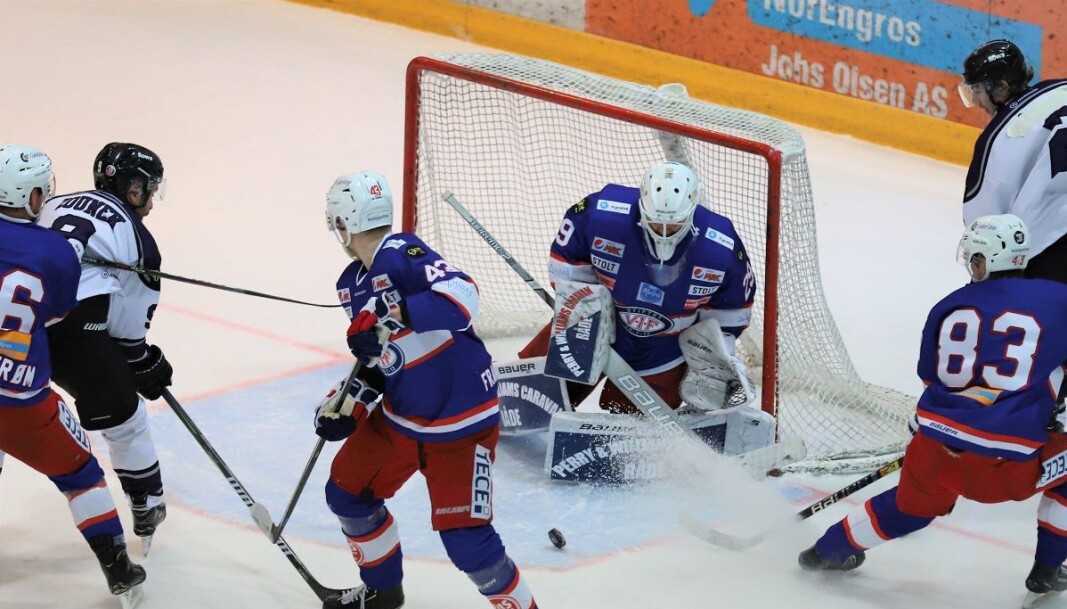 Vålerenga-keeper Tobias Breivold måtte se fem pucker bak seg i tirsdagens hjemmeoppgjør mot Storhamar. Vålerenga-keeper Tobias Breivold måtte se fem pucker bak seg i tirsdagens hjemmeoppgjør mot Storhamar.