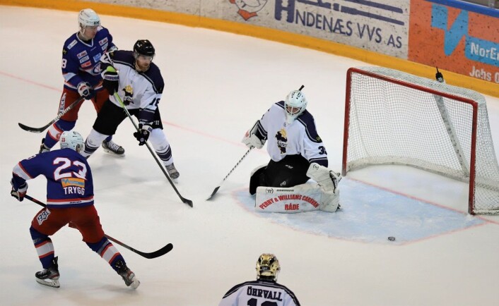 Mats Trygg styrer pucken millimetere utenfor målet. Foto: André Kjernsli Mats Trygg styrer pucken millimetere utenfor målet. Foto: André Kjernsli