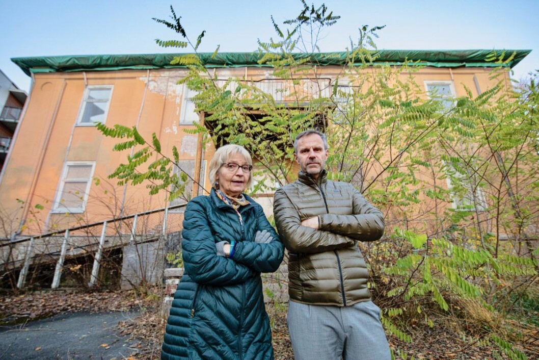 Andrea Gaarder og Per Gunnar Dahl ønsker seg en full opprydning av fredede Villa Sorgenfri. Nabolagsforeningen tilbyr seg å drifte huset som bydelshus mot at kommunen pusser det opp. Foto: Olav Helland Andrea Gaarder og Per Gunnar Dahl ønsker seg en full opprydning av fredede Villa Sorgenfri. Nabolagsforeningen tilbyr seg å drifte huset som bydelshus mot at kommunen pusser det opp. Foto: Olav Helland