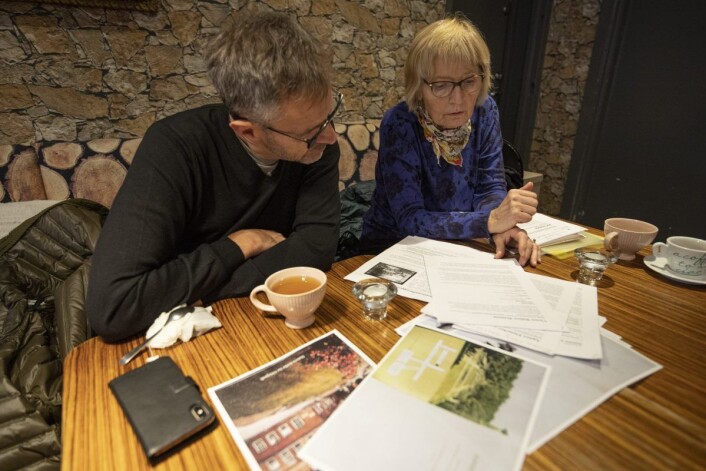 Per Gunnar Dahl og Andrea Gaarder ser gjennom papirer om Sophies Mindes historie. Foto: Olav Helland Per Gunnar Dahl og Andrea Gaarder ser gjennom papirer om Sophies Mindes historie. Foto: Olav Helland