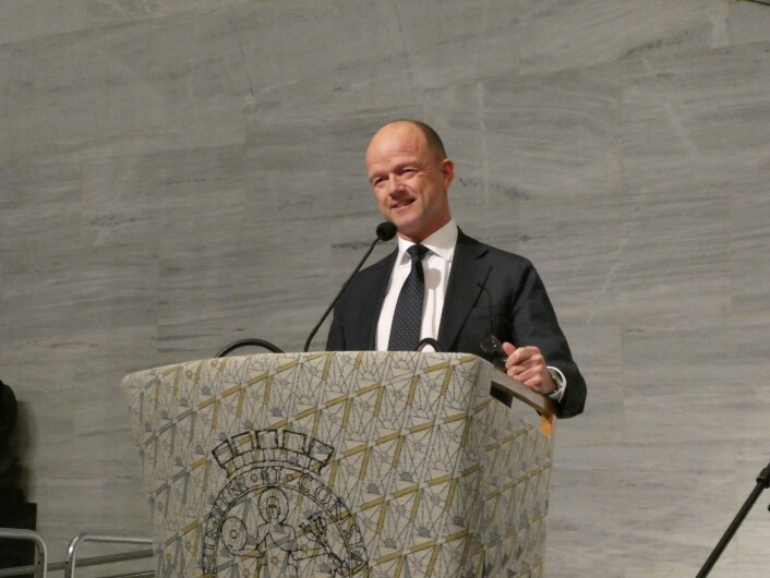 Ole Erik Almlid, sjefen i NHO, var hovedtaler under seremonien for de ferske svennene og fagarbeiderne. Foto: Ole Kristian Grønneng / Utdanningsetaten Ole Erik Almlid, sjefen i NHO, var hovedtaler under seremonien for de ferske svennene og fagarbeiderne. Foto: Ole Kristian Grønneng / Utdanningsetaten