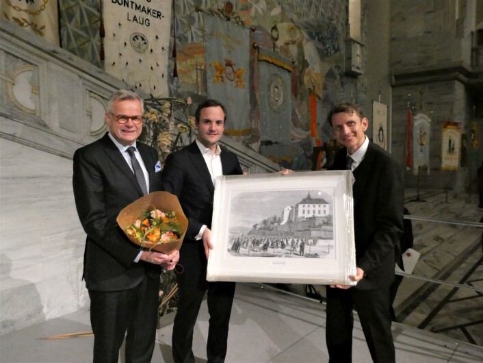 Knut Jensen (til v.) tok imot prisen for årets lærebedrift. Tarjei Helland (til h.), byrådssekretær i byrådsavdelinga for oppvekst og kunnskap, delte ut prisen. Foto: Ole Kristian Grønneng / Utdanningsetaten Knut Jensen (til v.) tok imot prisen for årets lærebedrift. Tarjei Helland (til h.), byrådssekretær i byrådsavdelinga for oppvekst og kunnskap, delte ut prisen. Foto: Ole Kristian Grønneng / Utdanningsetaten