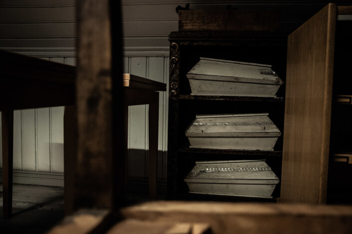 På loftet på Prindsen står det små likkister for barn. Foto: Henrique Kugler På loftet på Prindsen står det små likkister for barn. Foto: Henrique Kugler