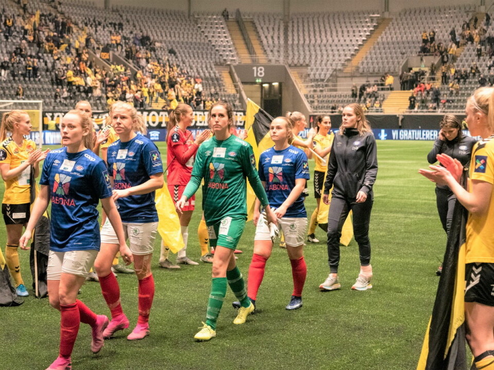 Cupfinalen blir alt annet enn en fest for Vålerenga-jentene. Her går de slukøret av banen etter 5-1-tapet mot erkerival Lillestrøm. Foto: Bjørnar Morønning