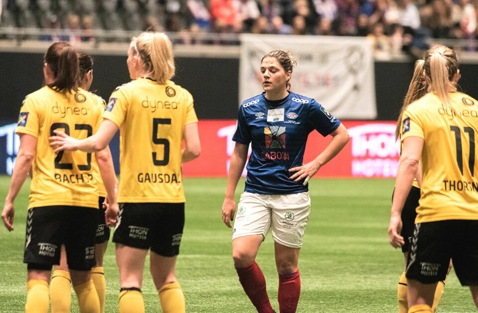 Vålerengas midtbaneelegant Dejana Stefanovic depper, mens Lillestrøm-spillerne jubler etter scoring. Foto: Bjørnar Morønning