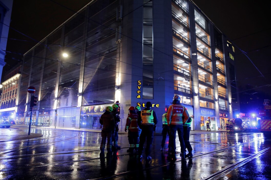 Brann og politi utenfor Paleet p-hus i Oslo sentrum etter at to biler tok fyr inne i parkeringshuset. Foto: Stian Lysberg Solum / NTB scanpix Brann og politi utenfor Paleet p-hus i Oslo sentrum etter at to biler tok fyr inne i parkeringshuset. Foto: Stian Lysberg Solum / NTB scanpix