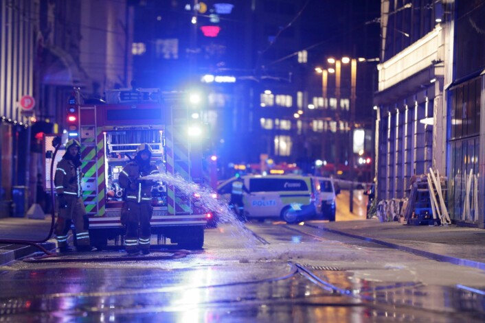 Brann og politi utenfor Paleet p-hus i Oslo sentrum. To biler begynte å brenne inne i parkeringshuset natt til søndag. Foto: Stian Lysberg Solum / NTB scanpix